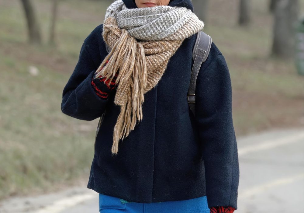 Зимни комбинации с пола: стил и топлина в студените дни