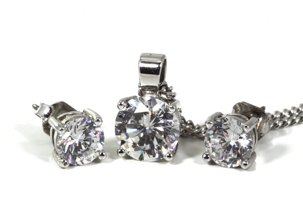 Как да съчетаем сребърни бижута Viano с различни визии